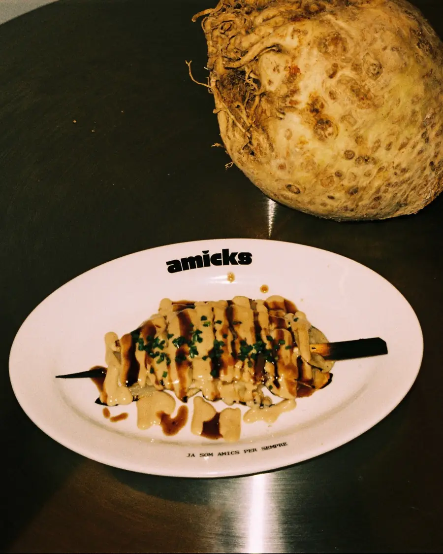 Brocheta de céleri a la brasa con tahini, junto a un céleri entero