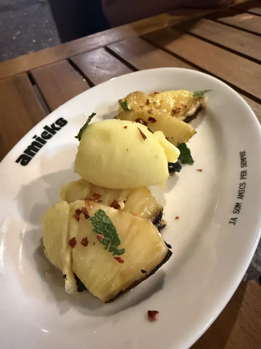 Piña caramelizada a la brasa con granizado de tequila