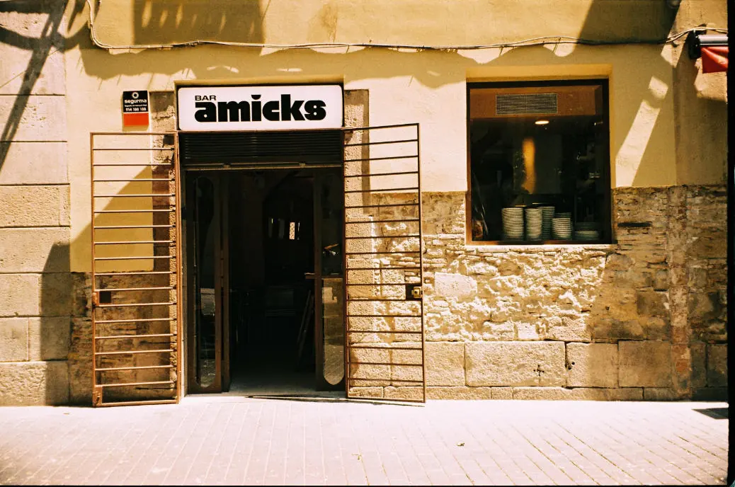 La fachada de Bar Amicks en Carrer de l’Allada-Vermell